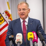 LH Josef Pühringer spricht bei einer Pressekonferenz in Oberösterreich.