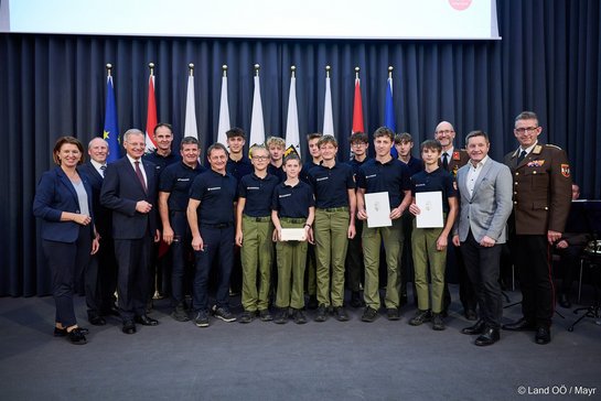 Feuerwehrjugend Oberösterreich mit Landesrat Wolfgang Hattmannsdorfer und weiteren Ehrengästen