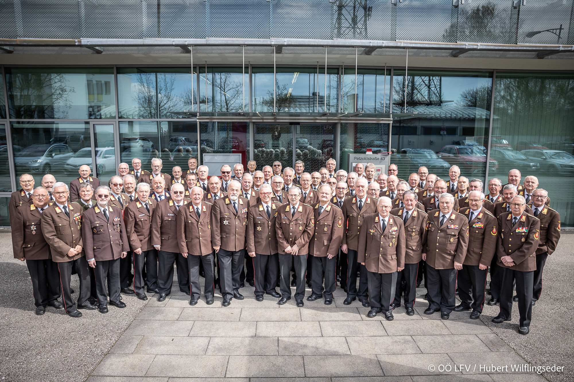 Gruppenfoto KhFO 138. Treffen vor dem LFK