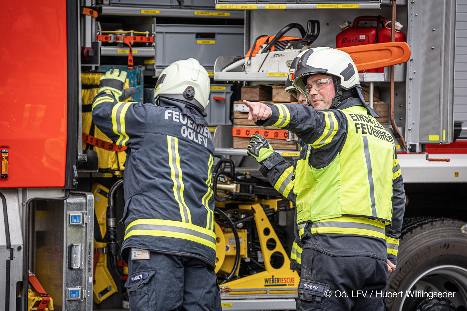 Einsatzleiter instruiert Feuerwehrkameraden